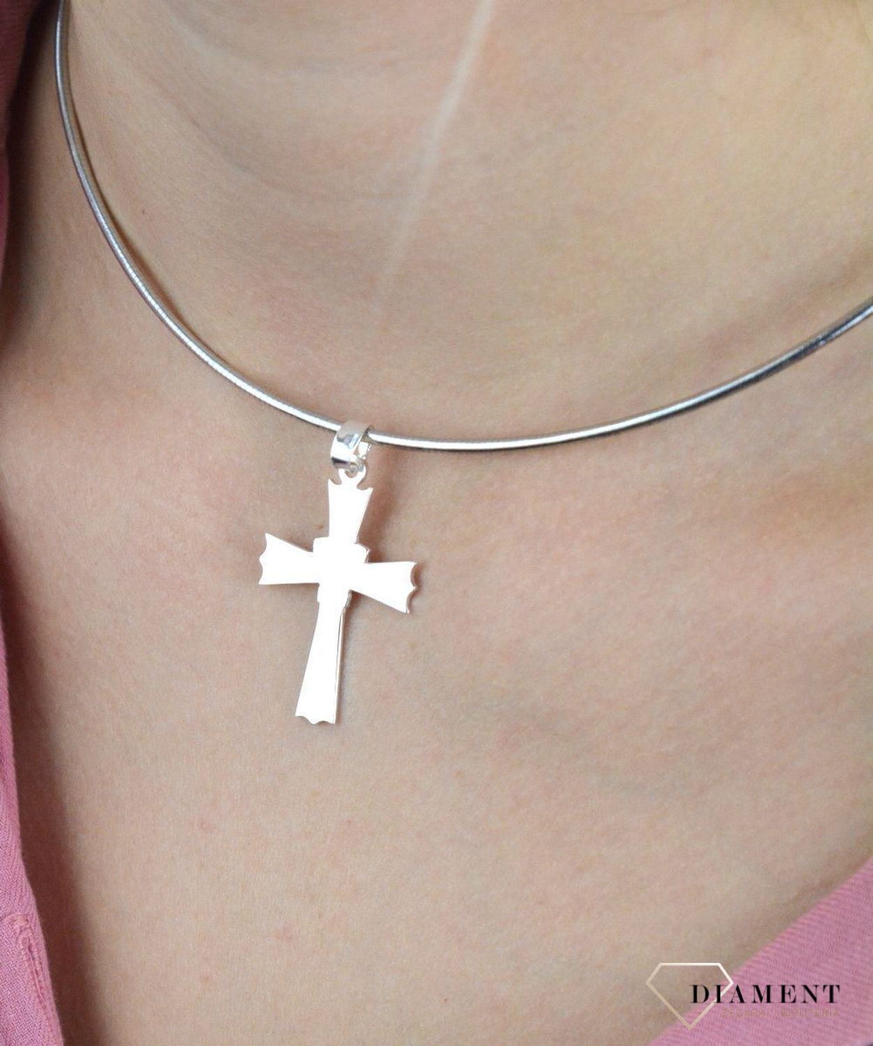 Srebrna zawieszka krzyżyk gładki DIA-ZAW-100223 ta-925.  Srebrny krzyżyk wykonany z próby 925. Piękny i kunsztownie wykonany srebrny krzyżyk z ciekawym zdobieniem w postaci graweru, co że zawieszka jest niezwykle uniwersalna.jpg